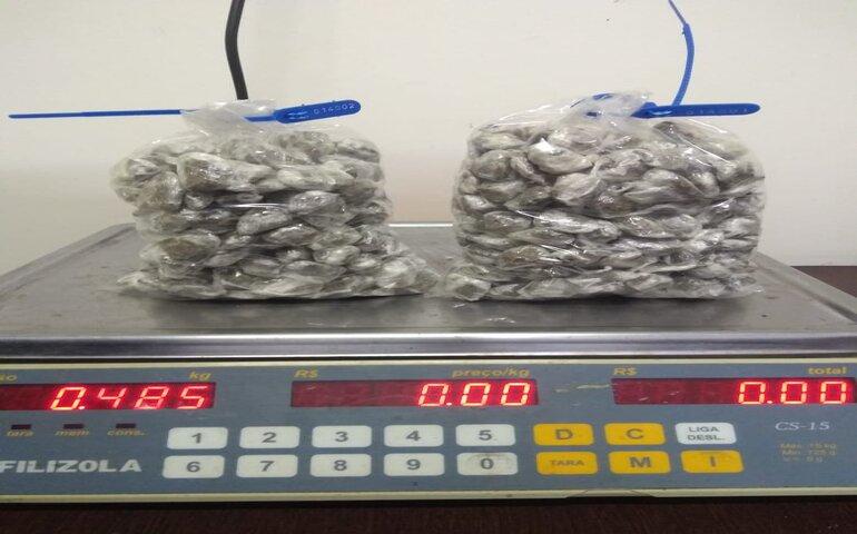 PM prende traficante que escondia droga em colchão PM prende traficante que escondia droga em colchão